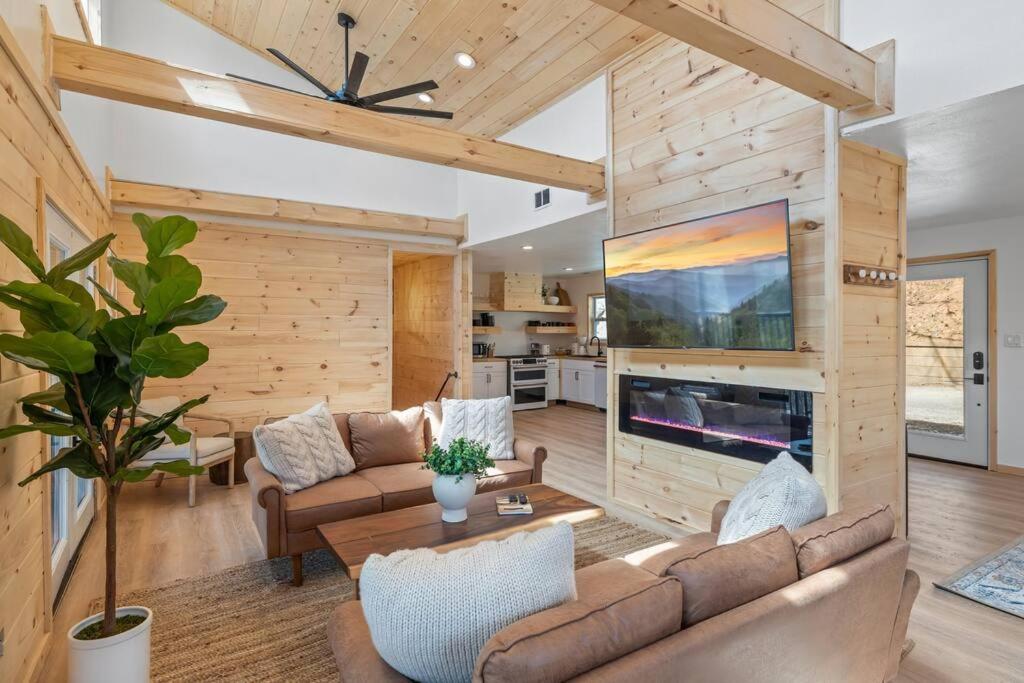 New! Modern Cabin With Two Decks, Bar & Game Room! Gatlinburg Exteriör bild