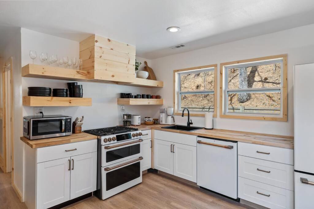 New! Modern Cabin With Two Decks, Bar & Game Room! Gatlinburg Exteriör bild