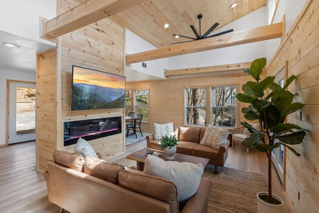 New! Modern Cabin With Two Decks, Bar & Game Room! Gatlinburg Exteriör bild