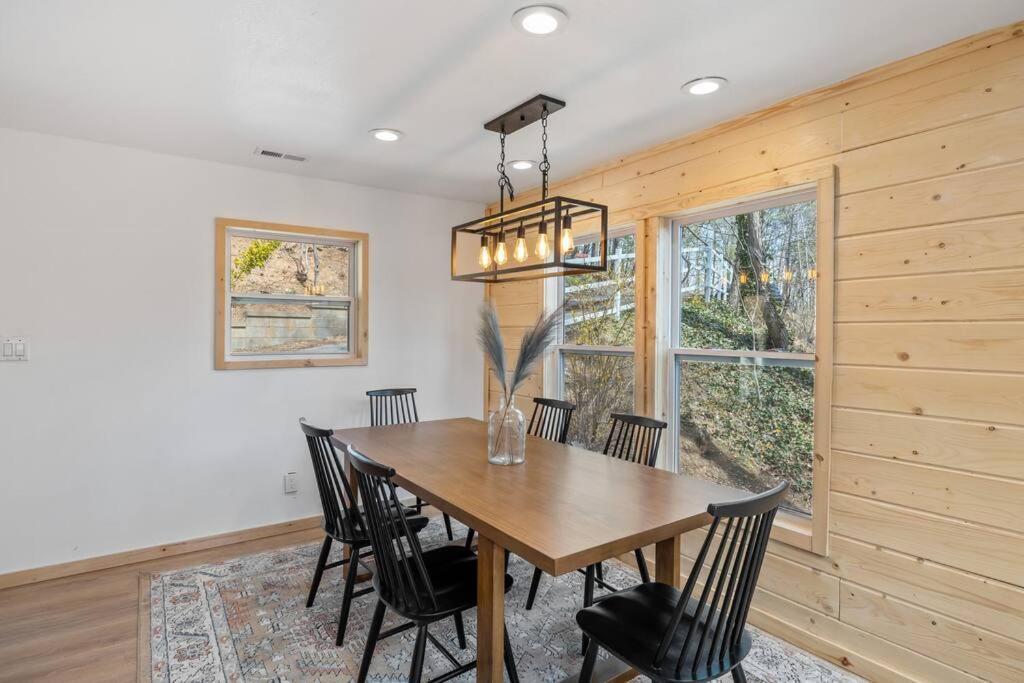 New! Modern Cabin With Two Decks, Bar & Game Room! Gatlinburg Exteriör bild