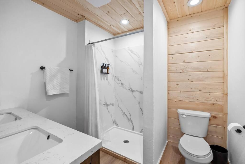New! Modern Cabin With Two Decks, Bar & Game Room! Gatlinburg Exteriör bild