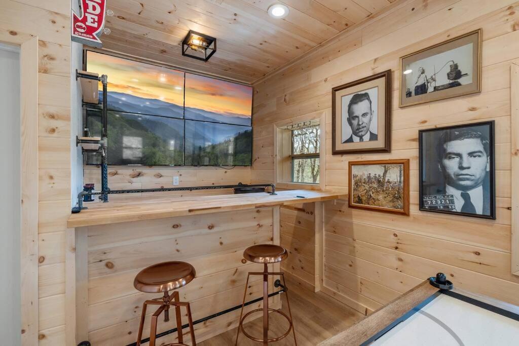 New! Modern Cabin With Two Decks, Bar & Game Room! Gatlinburg Exteriör bild