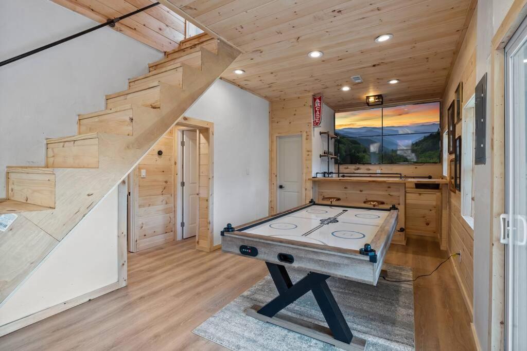 New! Modern Cabin With Two Decks, Bar & Game Room! Gatlinburg Exteriör bild